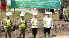 Poto: Nurlela bersama Wakil Bupati Lampung Timur Azwar Hadi, jajaran TNI (ist).