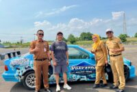 Kepala Dinas PU - PR Lamsel Syafrizal dan Asisten Ekobang Tri Umaryani tengah foto bersama usai meninjau lokasi yang akan digunakan kegiatan IDS.