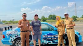 Kepala Dinas PU - PR Lamsel Syafrizal dan Asisten Ekobang Tri Umaryani tengah foto bersama usai meninjau lokasi yang akan digunakan kegiatan IDS.