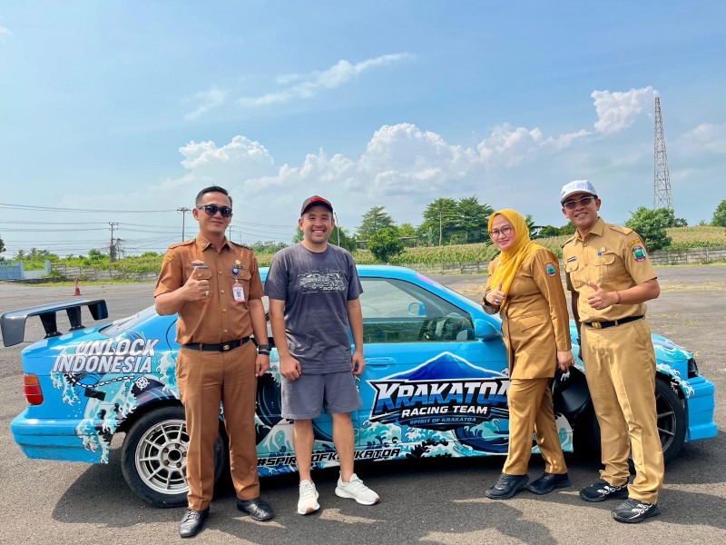 Kepala Dinas PU - PR Lamsel Syafrizal dan Asisten Ekobang Tri Umaryani tengah foto bersama usai meninjau lokasi yang akan digunakan kegiatan IDS.