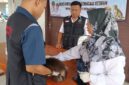 Petugas tengah memberikan pelayanan vaksin rabies secara gratis. Foto.Dok.Dinas Peternakan Lamsel