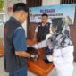 Petugas tengah memberikan pelayanan vaksin rabies secara gratis. Foto.Dok.Dinas Peternakan Lamsel