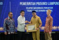 Gubernur lampung saat memberikan cindra mata usai mendampingi kunjungan kerja Wakil Menteri Dalam Negeri Akhmad Wiyagus dan Wakil Menteri Kesehatan Benjamin ( diskominfo Provinsi lampung)