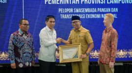 Gubernur lampung saat memberikan cindra mata usai mendampingi kunjungan kerja Wakil Menteri Dalam Negeri Akhmad Wiyagus dan Wakil Menteri Kesehatan Benjamin ( diskominfo Provinsi lampung)