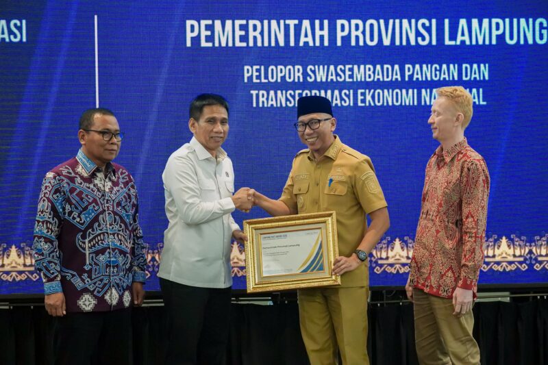 Gubernur lampung saat memberikan cindra mata usai mendampingi kunjungan kerja Wakil Menteri Dalam Negeri Akhmad Wiyagus dan Wakil Menteri Kesehatan Benjamin ( diskominfo Provinsi lampung)