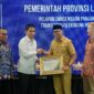 Gubernur lampung saat memberikan cindra mata usai mendampingi kunjungan kerja Wakil Menteri Dalam Negeri Akhmad Wiyagus dan Wakil Menteri Kesehatan Benjamin ( diskominfo Provinsi lampung)