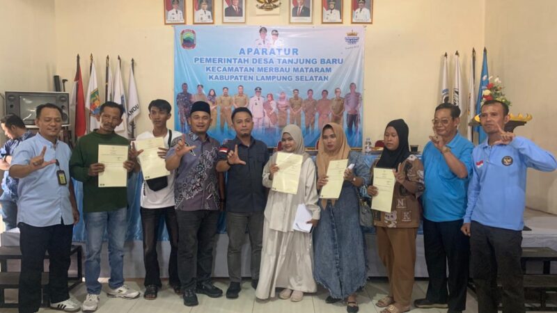 Poto: warga Desa Tanjung Baru, Kecamatan Merbau Mataram menerima Sertifikat program Pendaftaran Tanah Sistematis Lengkap dari Program kantor pertanahan Lamsel ( ist)