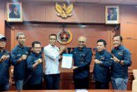 Poto: Ketua PWI Pusat menyerahkan SK tuan rumah lampung Porwnas 2027 kepada ketua PWI Lampung Wirahadikusumah di dampingi sejumlah pengurus ( ist )