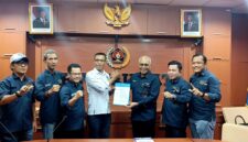 Poto: Ketua PWI Pusat menyerahkan SK tuan rumah lampung Porwnas 2027 kepada ketua PWI Lampung Wirahadikusumah di dampingi sejumlah pengurus ( ist )