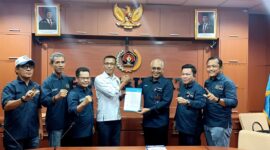 Poto: Ketua PWI Pusat menyerahkan SK tuan rumah lampung Porwnas 2027 kepada ketua PWI Lampung Wirahadikusumah di dampingi sejumlah pengurus ( ist )