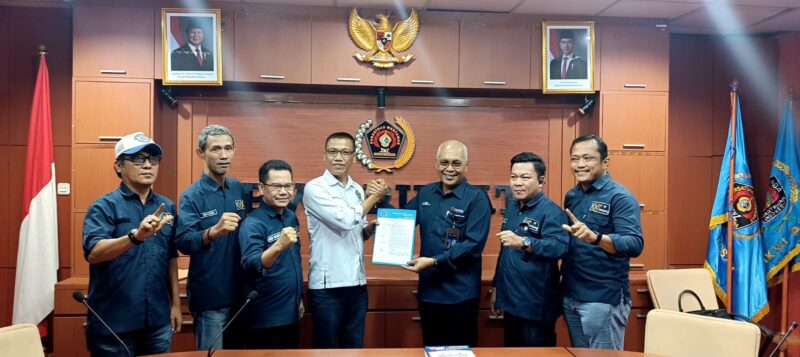 Poto: Ketua PWI Pusat menyerahkan SK tuan rumah lampung Porwnas 2027 kepada ketua PWI Lampung Wirahadikusumah di dampingi sejumlah pengurus ( ist )