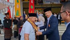 Poto: ketua KONI Lampung memberikan selendang saat menerima kunjungan Ketua KONI Banten, Agus Rasid, ( dok KONI Lampung).