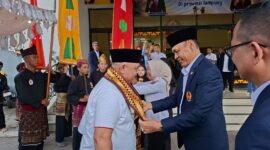 Poto: ketua KONI Lampung memberikan selendang saat menerima kunjungan Ketua KONI Banten, Agus Rasid, ( dok KONI Lampung).