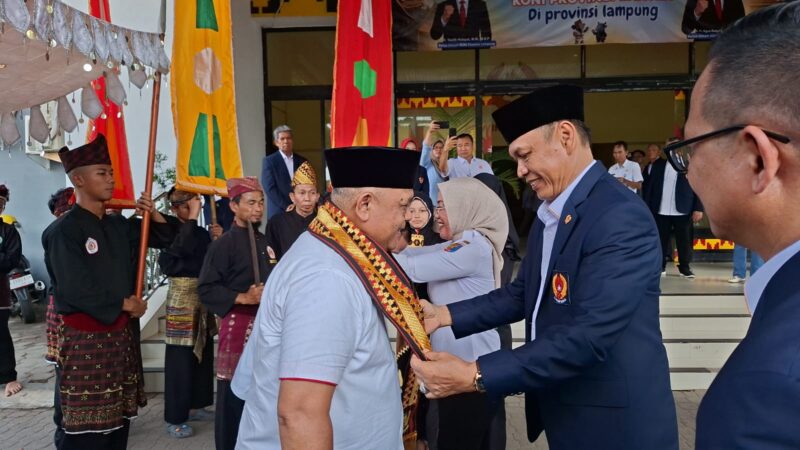 Poto: ketua KONI Lampung memberikan selendang saat menerima kunjungan Ketua KONI Banten, Agus Rasid, ( dok KONI Lampung).