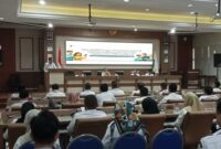 Plt Kepala Diskominfo Lamsel Hendry Kurniawan tengah memberikan informasi terkait optimalisasi pengelolaan media sosial. (Foto.Juwantoro)