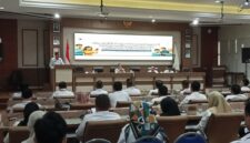 Plt Kepala Diskominfo Lamsel Hendry Kurniawan tengah memberikan informasi terkait optimalisasi pengelolaan media sosial. (Foto.Juwantoro)