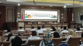 Plt Kepala Diskominfo Lamsel Hendry Kurniawan tengah memberikan informasi terkait optimalisasi pengelolaan media sosial. (Foto.Juwantoro)