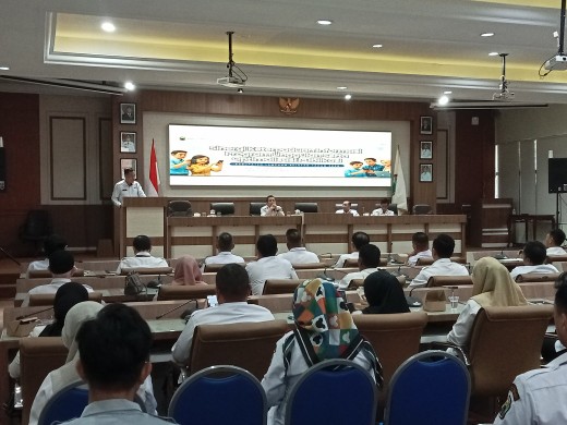 Plt Kepala Diskominfo Lamsel Hendry Kurniawan tengah memberikan informasi terkait optimalisasi pengelolaan media sosial. (Foto.Juwantoro)