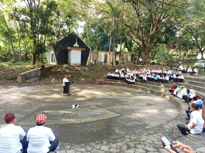Sekda Kabupaten Lampung Selatan Supriyanto tengah memberikan sambutan dalam kegiatan pelantikan pejabat. (Foto.Juwantoro)