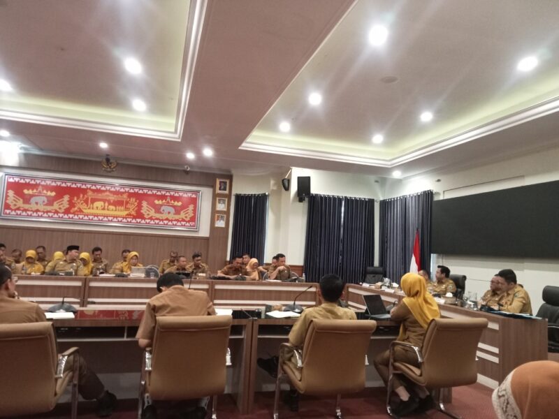 Sekda Kabupaten Lampung Selatan Supriyanto pimpin rakor mingguan. (Foto.Juwantoro)