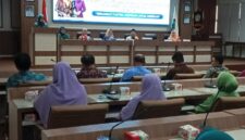 Wakil Ketua TP PKK Lamsel Reni Apriani Syaiful Anwar tengah memberikan sambutan kegiatan Diseminasi Paredi. (Foto.Juwantoro)