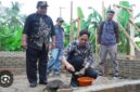 Bupati Lampung Selatan Radityo Egi Pratama tengah meletakan batu pertama pada program bedah rumah. 