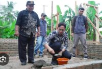 Bupati Lampung Selatan Radityo Egi Pratama tengah meletakan batu pertama pada program bedah rumah. 