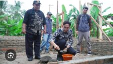 Bupati Lampung Selatan Radityo Egi Pratama tengah meletakan batu pertama pada program bedah rumah. 