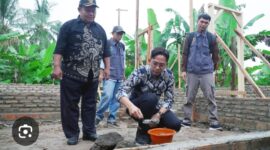Bupati Lampung Selatan Radityo Egi Pratama tengah meletakan batu pertama pada program bedah rumah. 