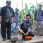 Bupati Lampung Selatan Radityo Egi Pratama tengah meletakan batu pertama pada program bedah rumah. 