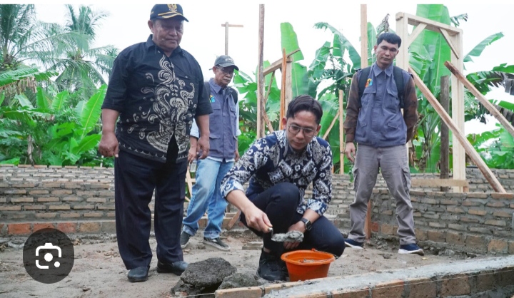 Bupati Lampung Selatan Radityo Egi Pratama tengah meletakan batu pertama pada program bedah rumah. 