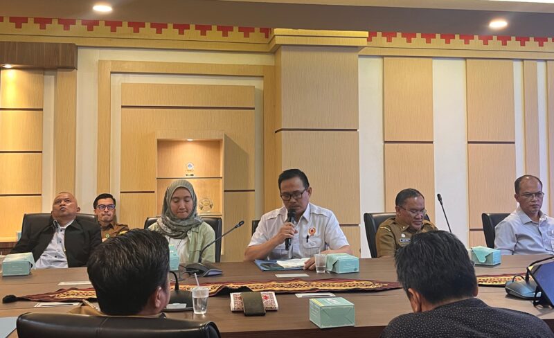 Wakil Ketua Umum II KONI Lampung, Riagus Ria,pimpin rapat pembahasan prasarana Olahrag di Lampung  (dok KONI Lampung)