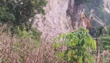 Poto: Tampak alat berat yang di kerajaan pihak penambang batu di Desa Berannti Raya Kecamatan Natat (ist)