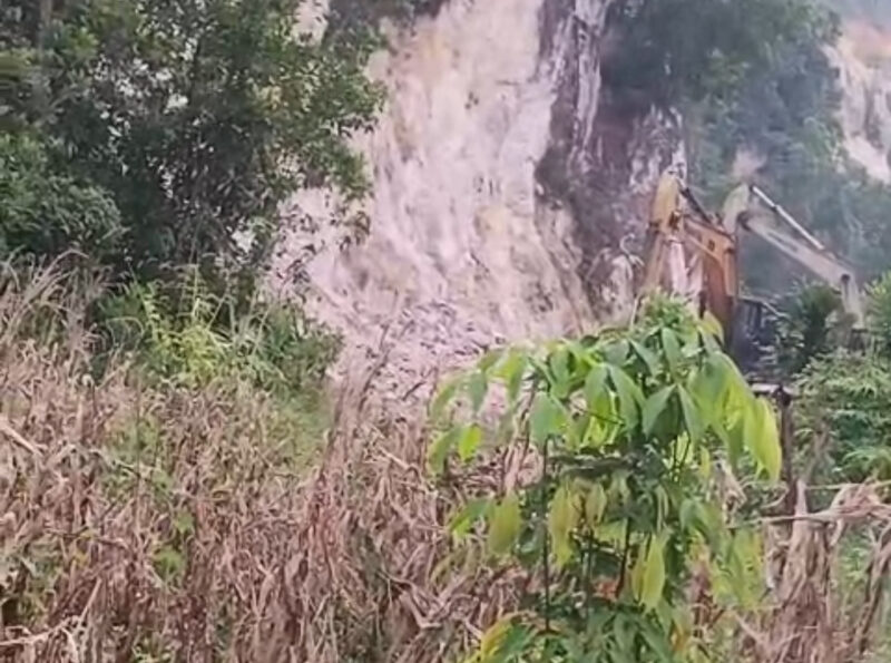 Poto: Tampak alat berat yang di kerajaan pihak penambang batu di Desa Berannti Raya Kecamatan Natat (ist)