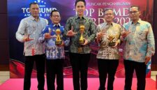 Bupati Lampung Selatan Radityo Egi Pratama foto bersama Direktur. Perumda Tirta Jasa Lamsel Julianto, Plt Kepala BPPRD Lamsel Iwan Chandra usai menerima penghargaan di Jakarta. Foto.Diskominfo Lamsel