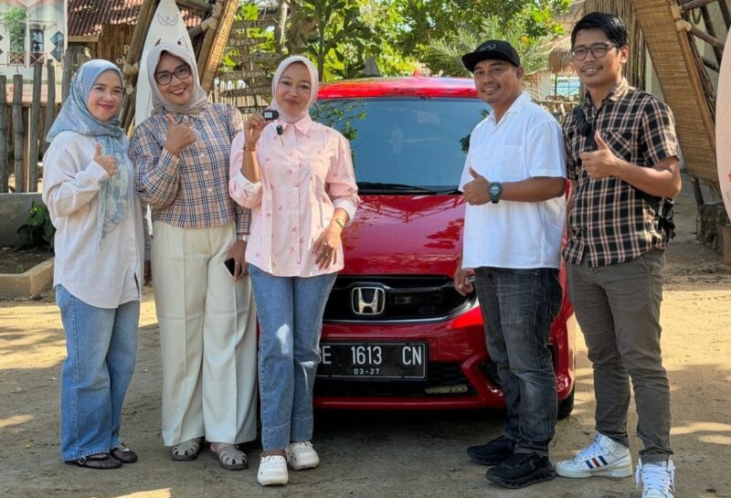 Poto: Ouner Sanggar Beach serahkan mobil pengantin pengunjung yang hilang di parkiran ( ist)