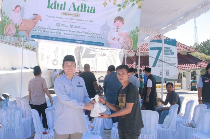 Poto: Momen ATR BPN Bagikan Hewan kurban (ist).