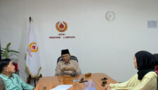 Poto: Ketua KONI Lampung Taufik Hidayat menerima audiensi Pengurus Provinsi Federasi Triathlon Indonesia (dok KONI Lampung).
