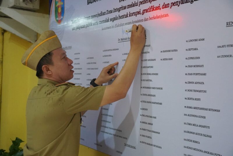 Poto: Sekda Marindo Kurniawan saat pencanangan Pembangunan Zona Integritas menuju Wilayah Bebas dari Korupsi ( dok Kominfo Prov Lampung).
