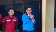 Poto: Wakil Ketua Umum II KONI Lampung, Riagus Ria saat melepas kontingen Kontingen karate Lampung (ist).