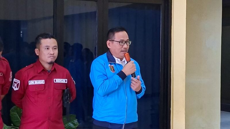 Poto: Wakil Ketua Umum II KONI Lampung, Riagus Ria saat melepas kontingen Kontingen karate Lampung (ist).