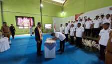 Poto: Waka 1 KONI Lamung Margono Tarmudji saat melantik ketua dan pengurus KONI Mesuji 
(dok KONI Lampung)