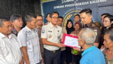 Poto: Usai Kesepakatan damai antara PTPN I Regional 7 dan Mujiran kalapas Kalianda Benaskan Mujiran (ist).