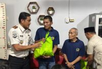 Poto: Bantuan sosial dari Menteri Imigrasi dan Pemasyarakatan bersama Direktur Jenderal Pemasyarakatan diserahkan oleh Kepala Lapas Kalianda, Beni Nurrahman (ist)