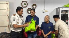 Poto: Bantuan sosial dari Menteri Imigrasi dan Pemasyarakatan bersama Direktur Jenderal Pemasyarakatan diserahkan oleh Kepala Lapas Kalianda, Beni Nurrahman (ist)