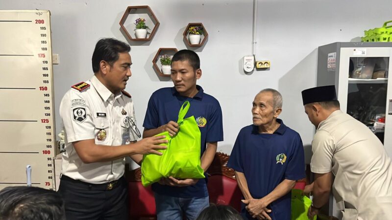 Poto: Bantuan sosial dari Menteri Imigrasi dan Pemasyarakatan bersama Direktur Jenderal Pemasyarakatan diserahkan oleh Kepala Lapas Kalianda, Beni Nurrahman (ist)