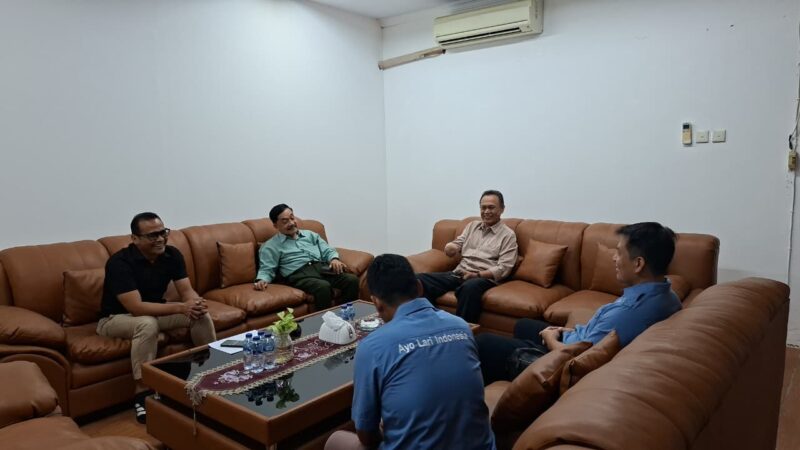 Ketua KONI Lampung saat audiensi dengan Pengurus Provinsi Asosiasi Lari Trail Indonesia (ALTI) Lampung (dok HUMAS KONI)