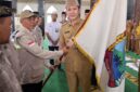 Bupati Lampung Selatan Radityo Egi Pratama serahkan bendera pataka kepada ketua regu JCH dalam rangkaian pelepasan keberangkatan JCH asal Lamsel. (foto.Diskominfo Lamsel)