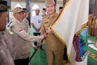 Bupati Lampung Selatan Radityo Egi Pratama serahkan bendera pataka kepada ketua regu JCH dalam rangkaian pelepasan keberangkatan JCH asal Lamsel. (foto.Diskominfo Lamsel)