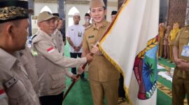 Bupati Lampung Selatan Radityo Egi Pratama serahkan bendera pataka kepada ketua regu JCH dalam rangkaian pelepasan keberangkatan JCH asal Lamsel. (foto.Diskominfo Lamsel)